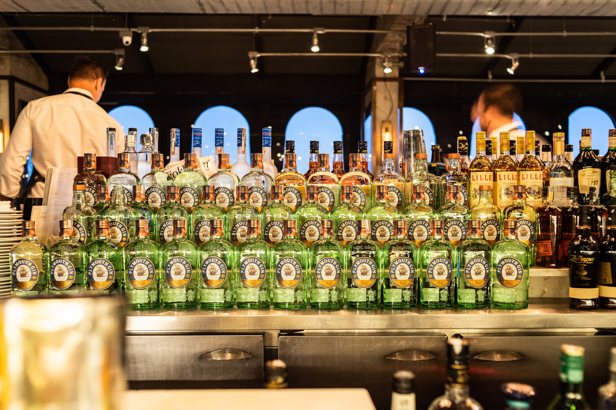 Plymouth Gin — coquetelaria clássica, parceria com a Pernod Ricard (case Incora)